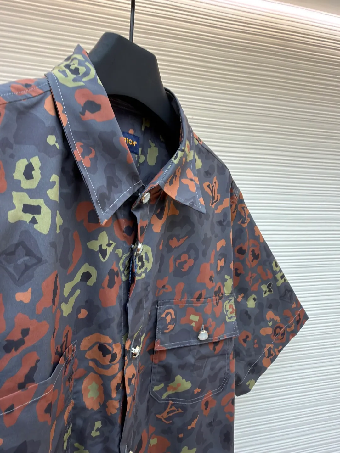 LOUIS VUITTON printed short-sleeved work shirt ●Original version: Purchased and developed for 12000 ●Item number: 1681018-A35 ●Fabric: cotton poplin fabric ●Technology: digital direct printing ●Version: fitted version ●Weight: about 270 grams ●Size: S-M-L-XL ●Description: This short-sleeved shirt is made of cotton poplin with a leopard-style camouflage pattern, and Monogram is combined with rich tones. Blend into it, exuding the rockabilly vibe of the Fall/Winter 2025 show. Patch pockets and glossy buttons accentuate workwear details, adding urban flair to everyday looks. The overall wiring is straight and delicate, the fabric is comfortable and soft, and the color is consistent without color difference. It can be matched with the same style to create a fashionable look and control various occasions. Customized accessories, complete with three standards, same style for men and women!